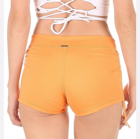 Mika Yoga Wear Shorts - Picture 5 of 6